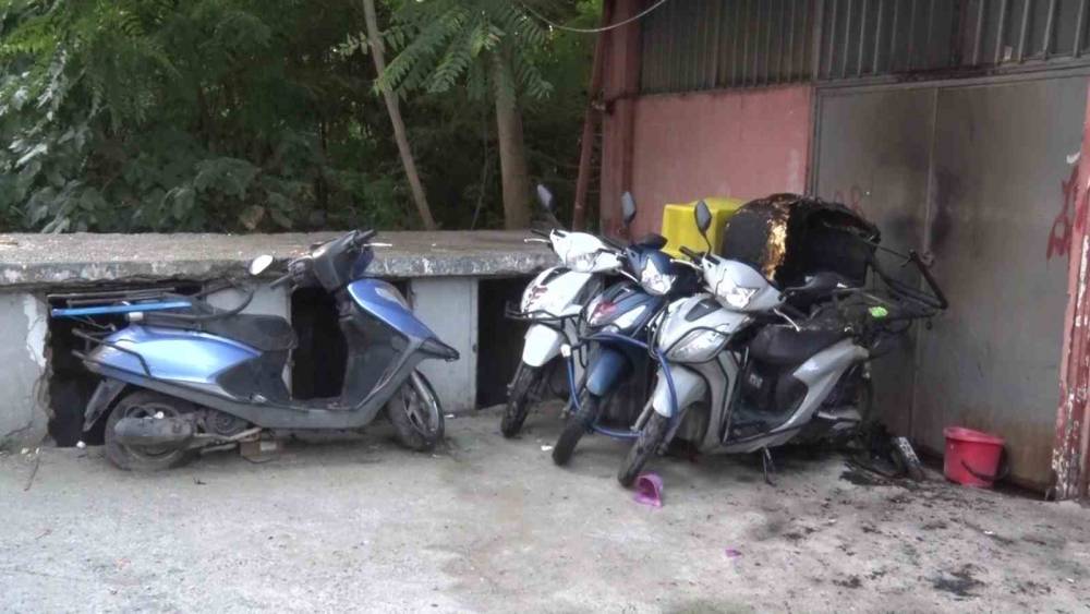 Kadık&ouml;y&rsquo;de motosiklet kundaklama iddiası: 4 motosiklet kullanılamaz hale geldi
