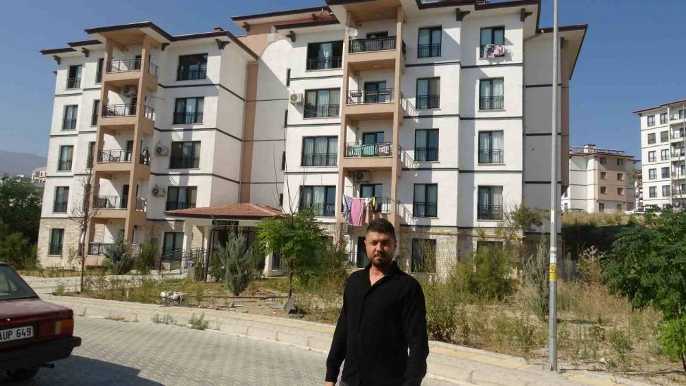 Ev alma hayaliyle 1 milyon TL &ouml;deme yapan depremzede, aynı evin 6 kişiye daha satıldığını &ouml;ğrendi
