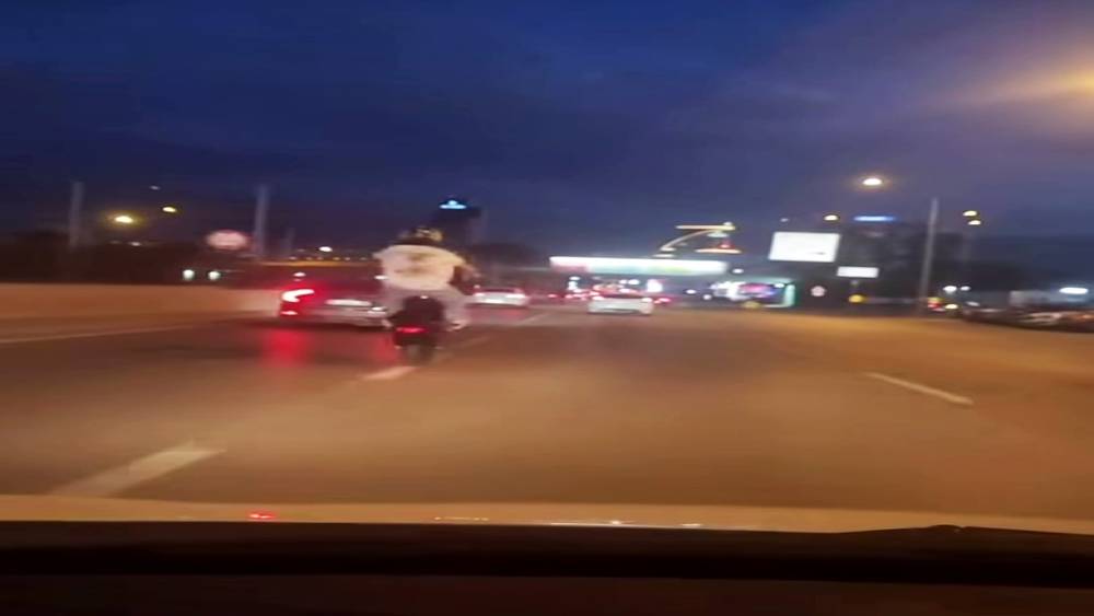 Bursa&rsquo;da plakasız motosiklet s&uuml;r&uuml;c&uuml;s&uuml;n&uuml;n tehlikeli hareketi kamerada

