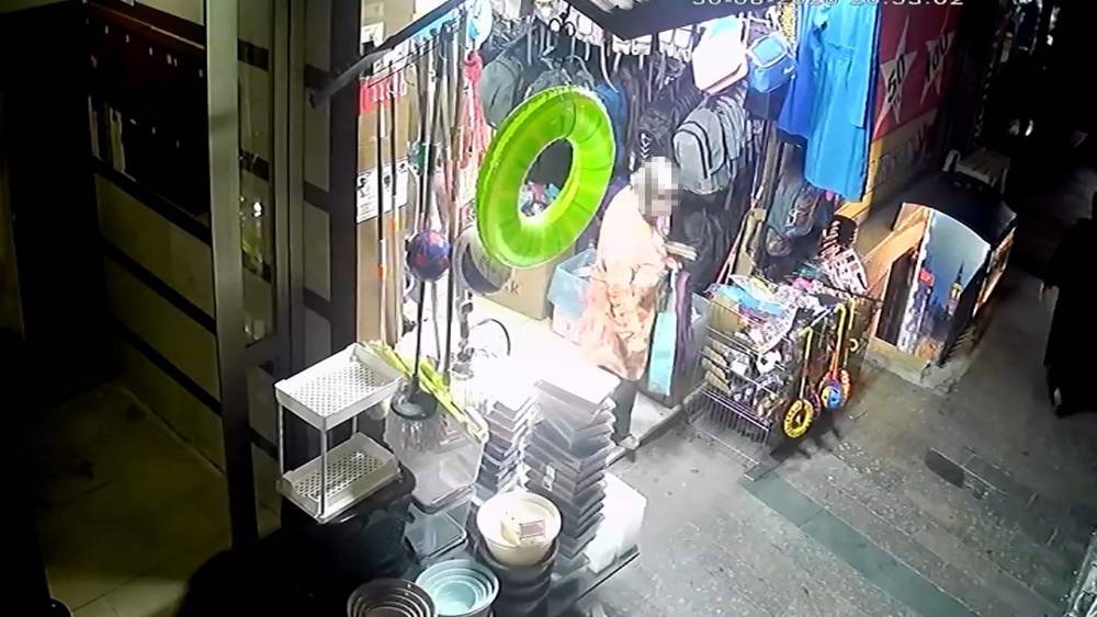 Kağıthane&rsquo;de &ccedil;anta &ccedil;alan ş&uuml;pheliyi esnafın dikkati yakalattı
