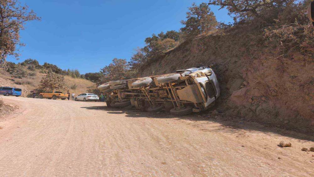 Bilecik&rsquo;te hafriyat kamyonu devrildi: 1 yaralı
