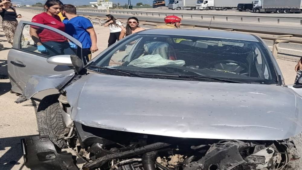 Otomobil bariyerlere ok gibi saplandı: O anlar kamerada
