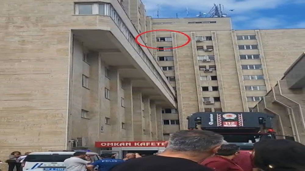 9. kattaki cama &ccedil;ıktı, polis ekiplerinin ikna &ccedil;alışmasıyla indirildi
