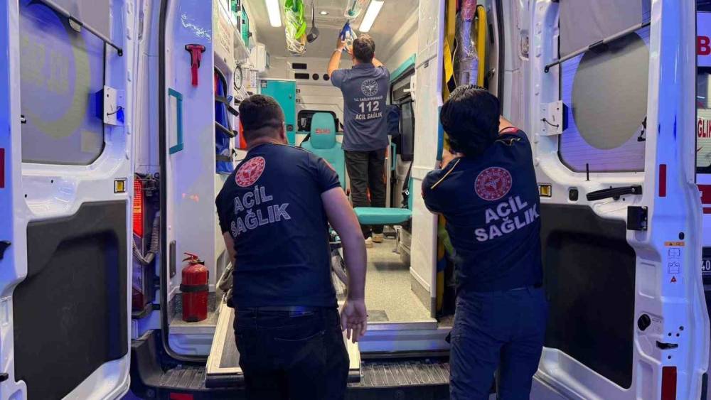 Arkadaşıyla şakalaşırken bacağından bı&ccedil;aklandı
