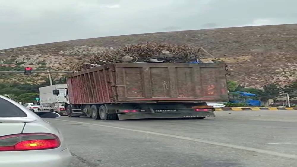 Aşırı demir y&uuml;kl&uuml; tır trafikte y&uuml;rekleri ağza getirdi
