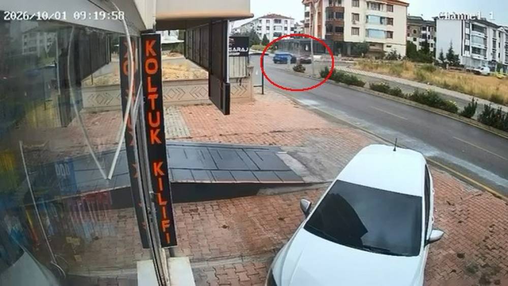 Elazığ&rsquo;da 3 kişinin yaralandığı kaza, g&uuml;venlik kamerasına yansıdı
