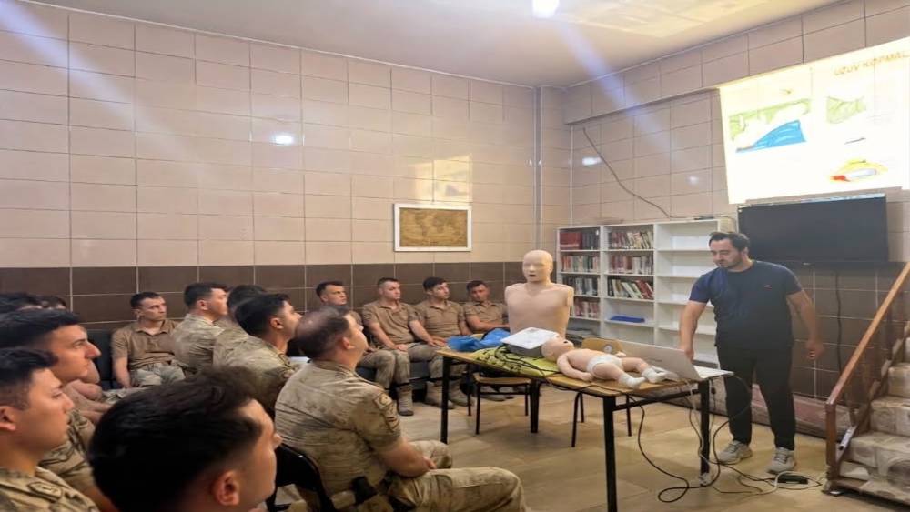 Uludere&rsquo;de Mehmet&ccedil;iğe hayat kurtaran eğitim: 66 jandarma personeline uygulamalı ilk yardım
