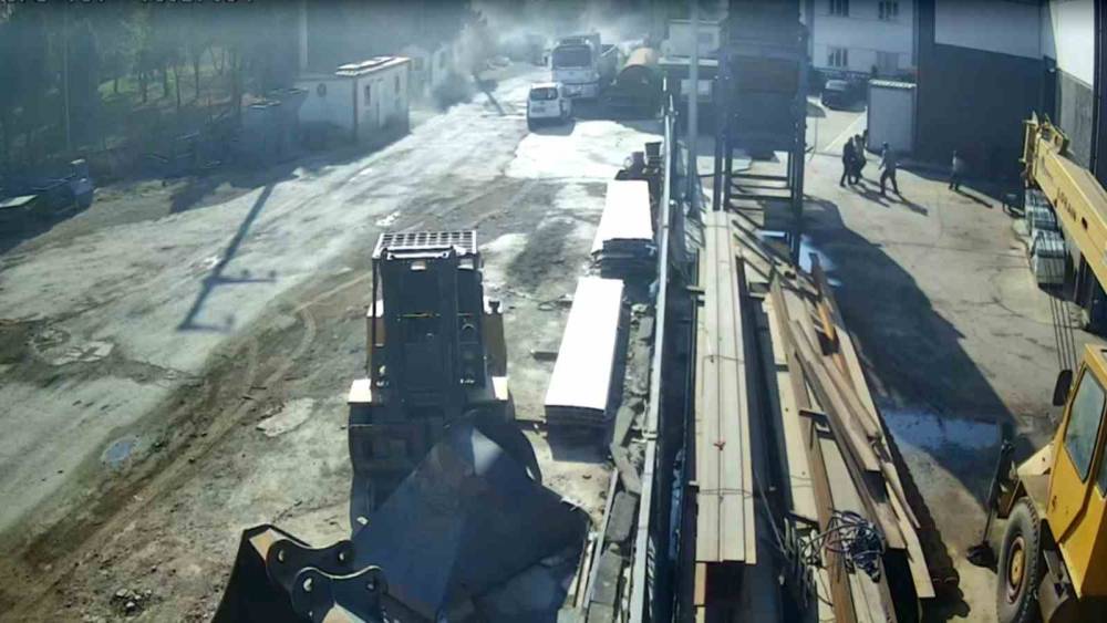 İzmir&rsquo;de 7 iş&ccedil;inin yaralandığı patlama anı kamerada

