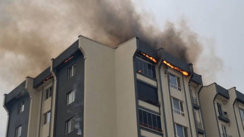 Alev alev yanan binadaki yangın kontrol altında
