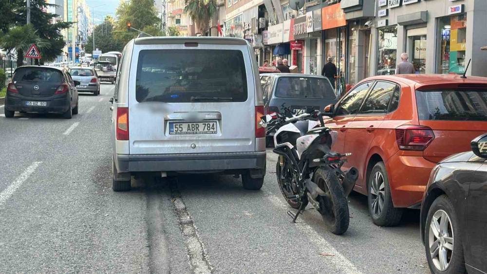 Motosiklet hafif ticari araca &ccedil;arptı: 2 yaralı
