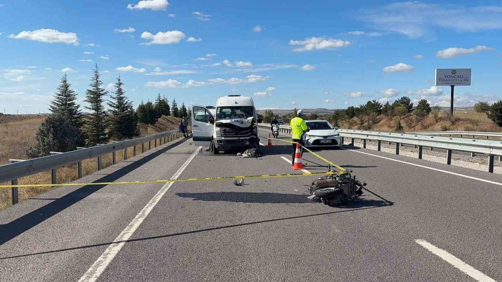K&uuml;tahya&rsquo;da minib&uuml;sle &ccedil;arpışan gen&ccedil; motosikletli hayatını kaybetti
