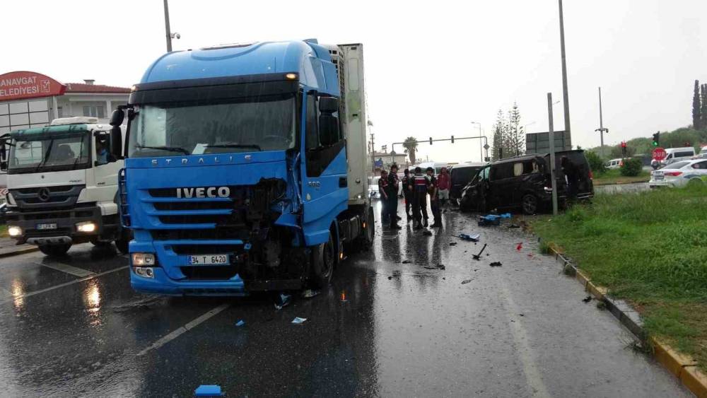 Kırmızı ışık ihlali yapan tır VİP tur ara&ccedil;larına &ccedil;arptı: 2&rsquo;si turist 3 yaralı
