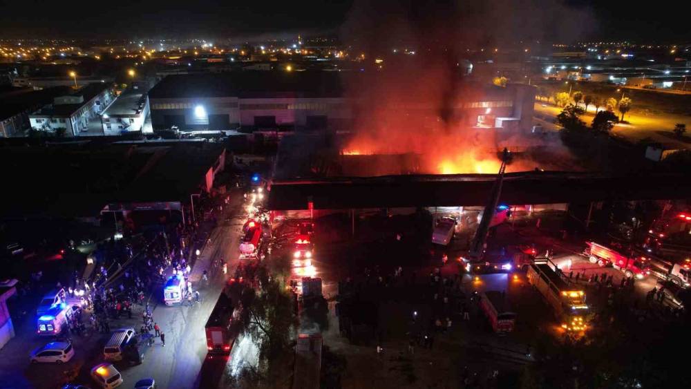 Adana&rsquo;da halde &ccedil;ıkan yangında 22 iş yeri kullanılamaz hale geldi
