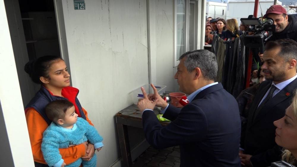 &Ouml;zg&uuml;r &Ouml;zel Osmaniye&rsquo;de depremzedelerle bir araya geldi