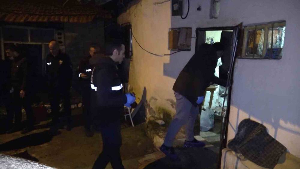 Evladına ulaşamayan anneden telefon gelince evde &ouml;ld&uuml;ğ&uuml; anlaşıldı
