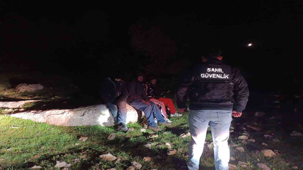 İHA tespit etti, ekipler operasyon yaptı: 22 d&uuml;zensiz g&ouml;&ccedil;men yakalandı
