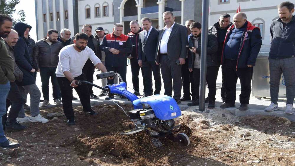 Dicle&rsquo;de modern bağcılığa y&ouml;nelik &ccedil;ift&ccedil;ilere tarım aletleri dağıtıldı
