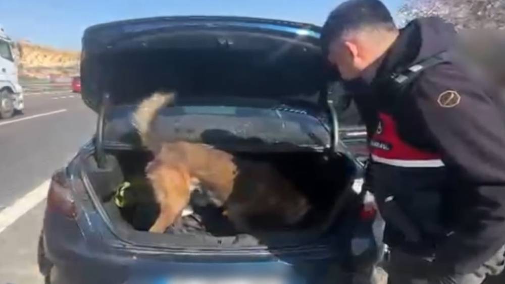 Gaziantep&rsquo;te ş&uuml;pheli ara&ccedil;ta uyuşturucu ele ge&ccedil;irildi: 3 g&ouml;zaltı
