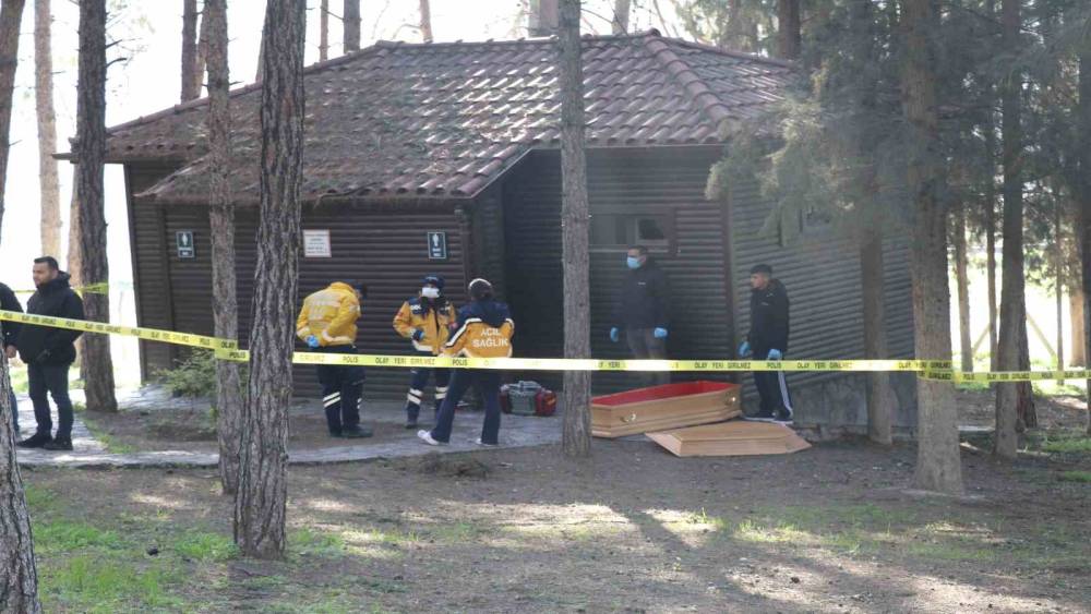 Yaşlı adam parkın lavabosunda &ouml;l&uuml; olarak bulundu
