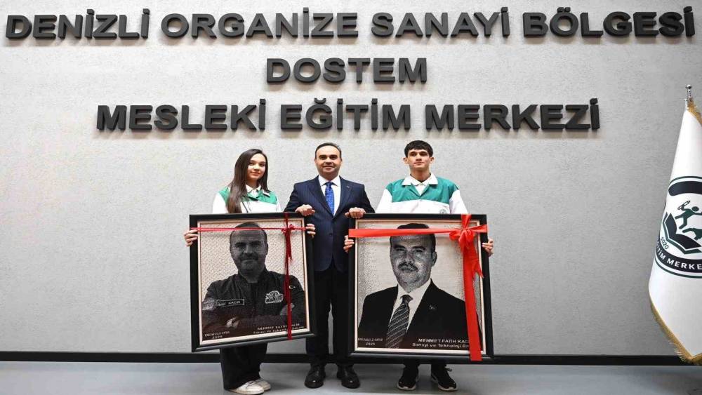 Denizli Model Fabrikayı a&ccedil;an Bakan Kacır, DOSTEM &ouml;ğrencileriyle bir araya geldi

