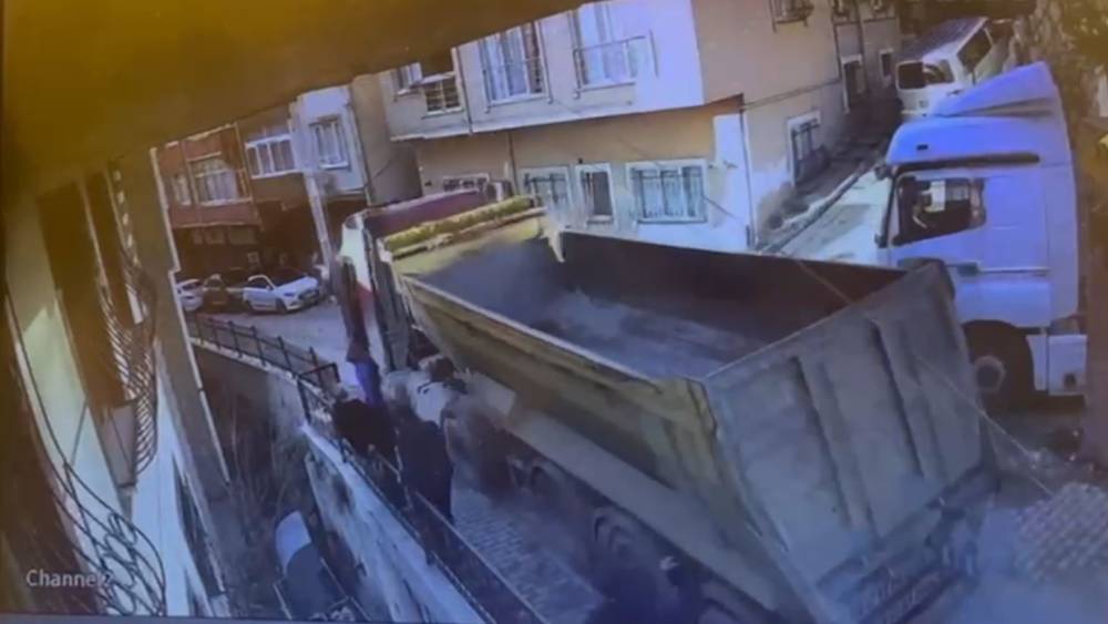 Kağıthane&rsquo;de kayan hafriyat kamyonunu durdurmaya &ccedil;alışırken aşağı d&uuml;şen şof&ouml;r hayatını kaybetti
