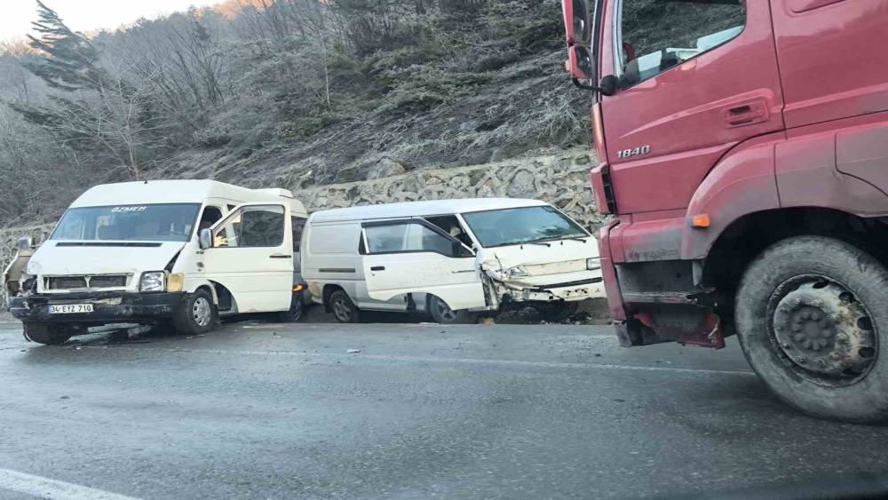 Zonguldak-Ankara yolunda buzlanma nedeniyle &uuml;&ccedil; ayrı kaza: 10 yaralı
