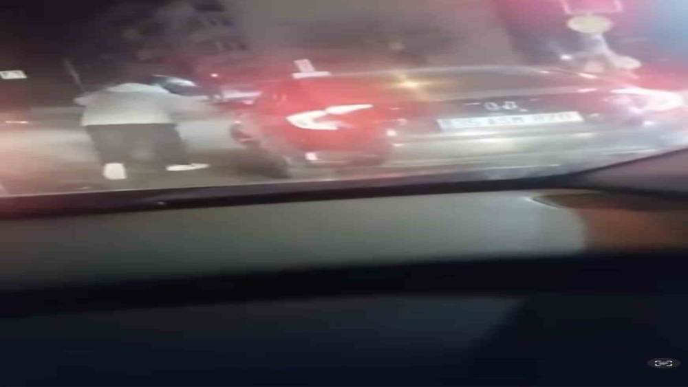 Bursa&rsquo;da trafikte motosikletliye kadın s&uuml;r&uuml;c&uuml;den tekme ve tokatlı saldırı
