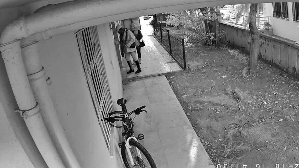 Kamera ve ziynet eşyası &ccedil;aldılar, g&uuml;venlik kameralarından yakayı ele verdiler
