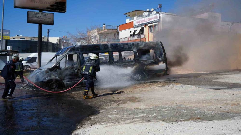 Park halindeki servis ve otomobil alev alev yandı, ara&ccedil; sahibi kriz ge&ccedil;irdi
