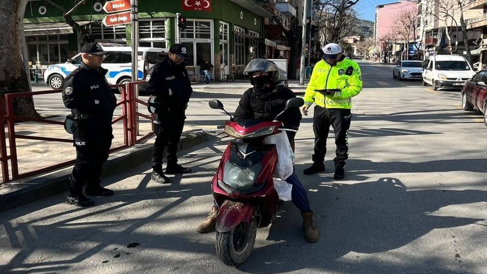 Manisa&rsquo;da kasksız s&uuml;r&uuml;c&uuml;lere ge&ccedil;it yok
