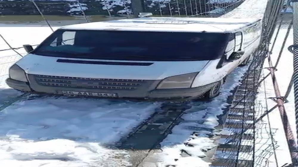 Kars&rsquo;ta asma k&ouml;pr&uuml;de minib&uuml;s mahsur kaldı
