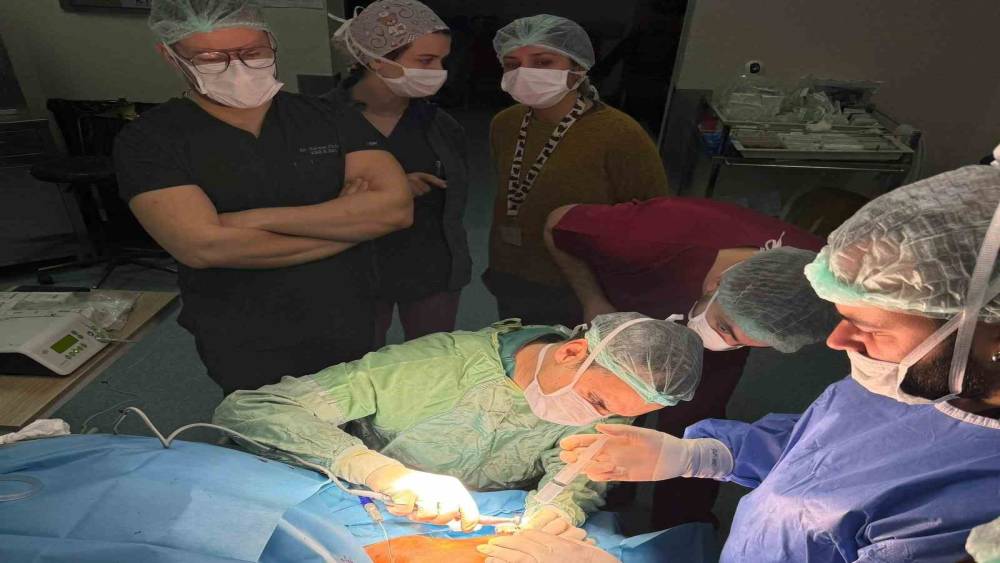 Balıkesir&rsquo;de ilk kemiğe implante işitme cihazı ameliyatı yapıldı
