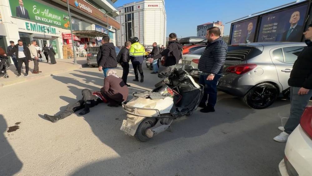 Kamyonetin a&ccedil;ık kapısına &ccedil;arpan motosiklet s&uuml;r&uuml;c&uuml;s&uuml; yaralandı
