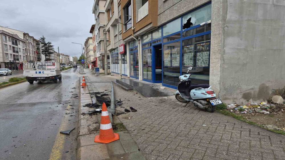 Otomobilin &ccedil;arptığı aydınlatma direği marketin camını kırdı: 1 yaralı

