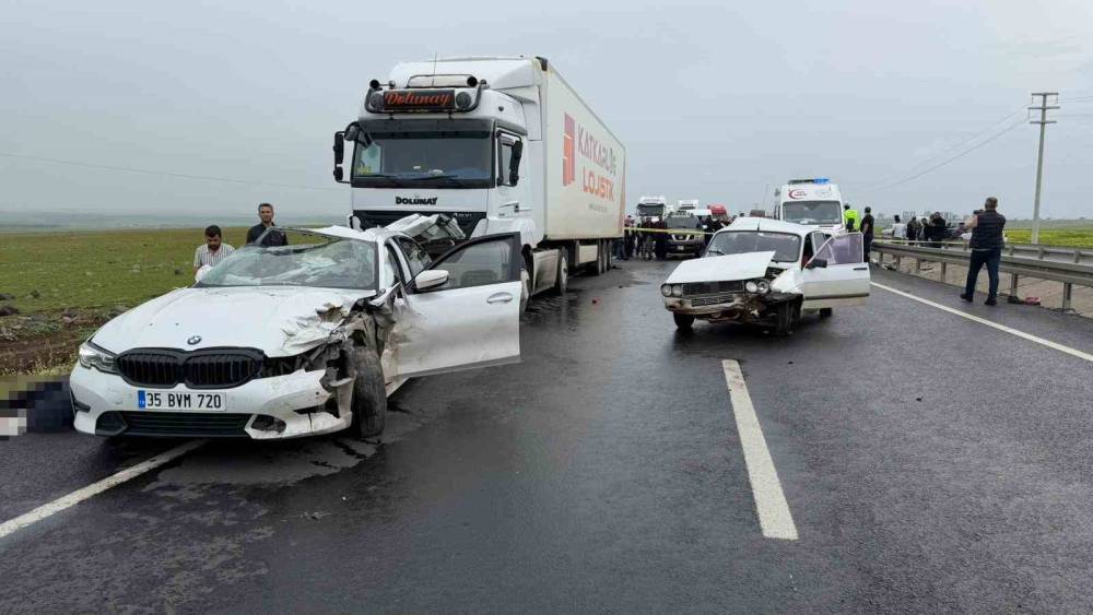 Siverek&rsquo;te zincirleme trafik kazası: 2 &ouml;l&uuml;, 2 yaralı
