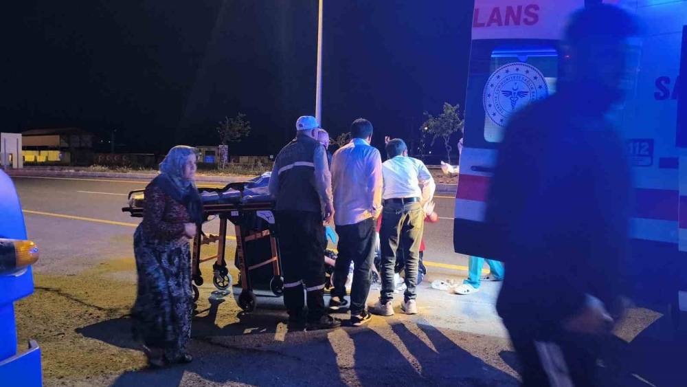 Batman&rsquo;da d&uuml;ğ&uuml;n d&ouml;n&uuml;ş&uuml; kaza: 6 yaralı

