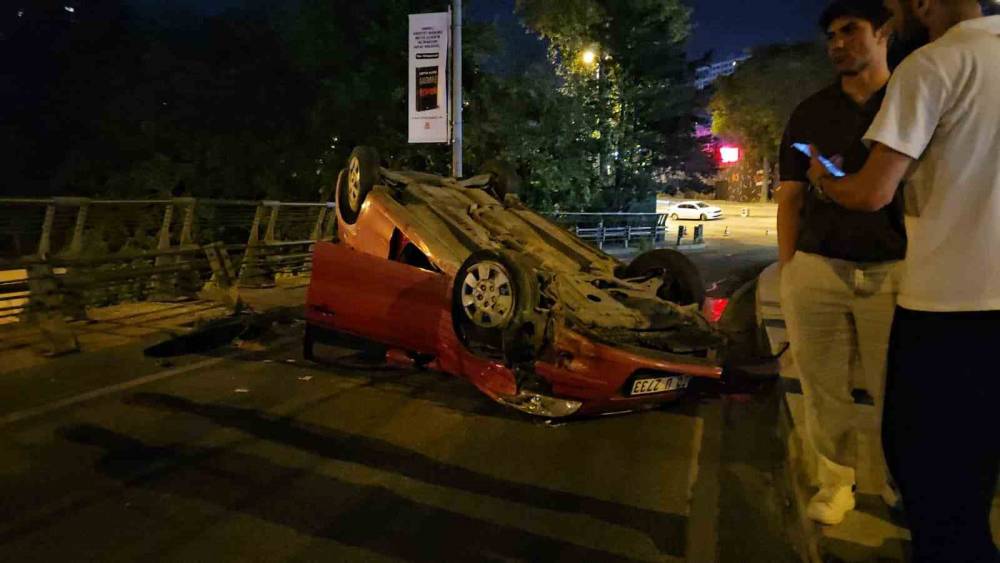 Şişli&rsquo;de alkoll&uuml; s&uuml;r&uuml;c&uuml; yoluna &ccedil;ıkan k&ouml;peğe &ccedil;arpmamak i&ccedil;in takla attı
