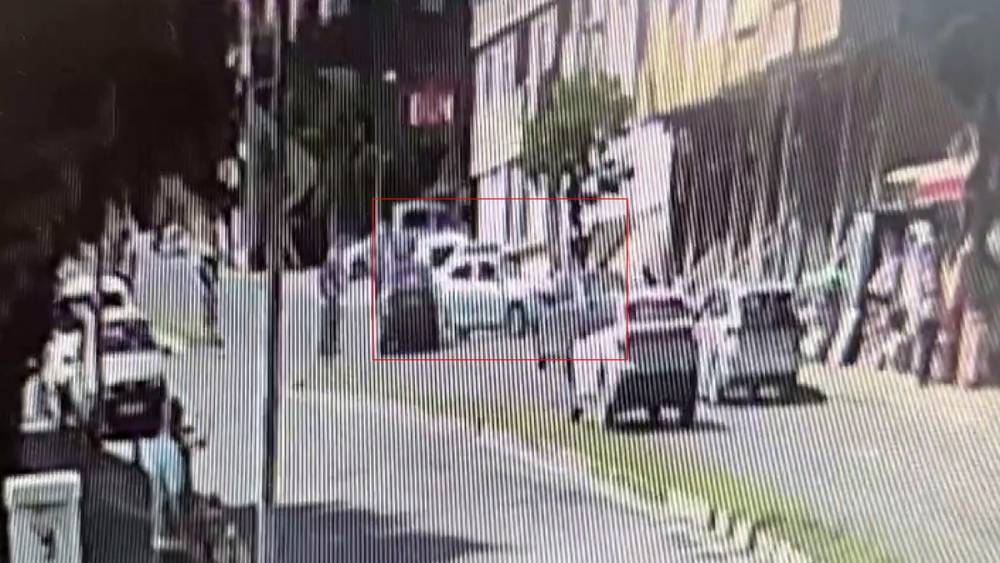 B&uuml;y&uuml;k&ccedil;ekmece&rsquo;de ehliyetsiz s&uuml;r&uuml;c&uuml; durağa daldı: 1 ağır yaralı
