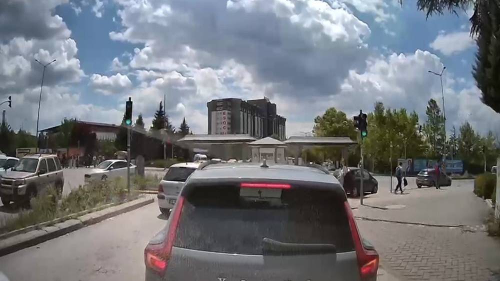 Yeşil ışıkta ilerlemeyen s&uuml;r&uuml;c&uuml; trafiği kilitledi
