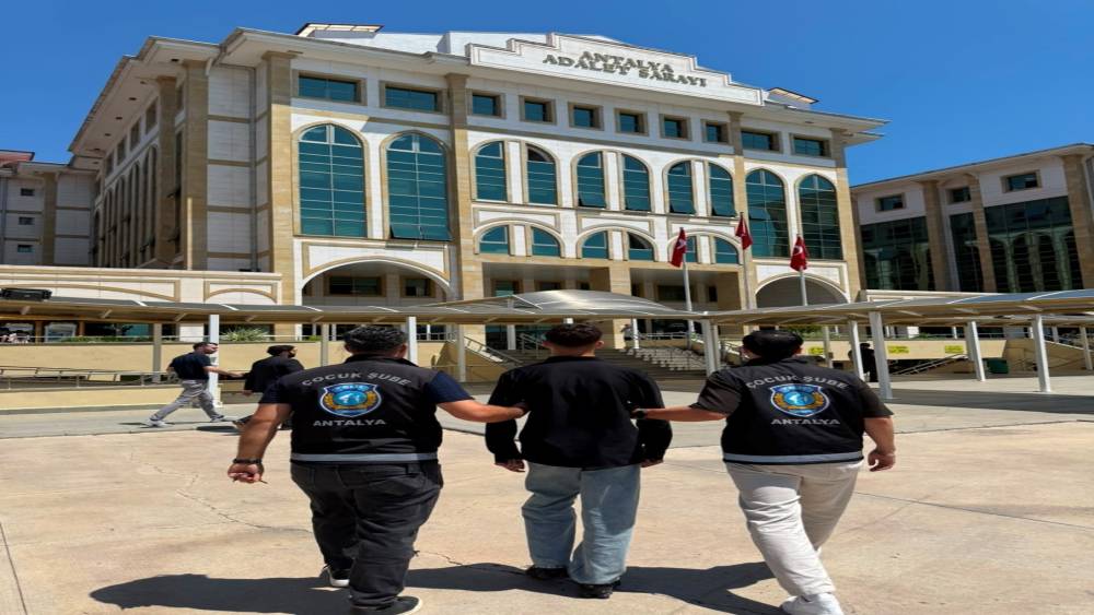 "12&rsquo;den sonra Antalya&rsquo;da devlet biziz&rsquo; diye paylaşım yaptı, gece operasyonuyla yakalandı
