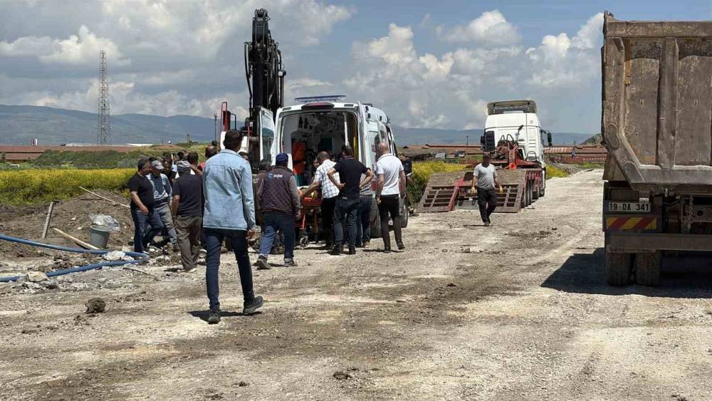 &Ccedil;orum&rsquo;da toprak altında kalan iş&ccedil;iyi arkadaşları kurtardı
