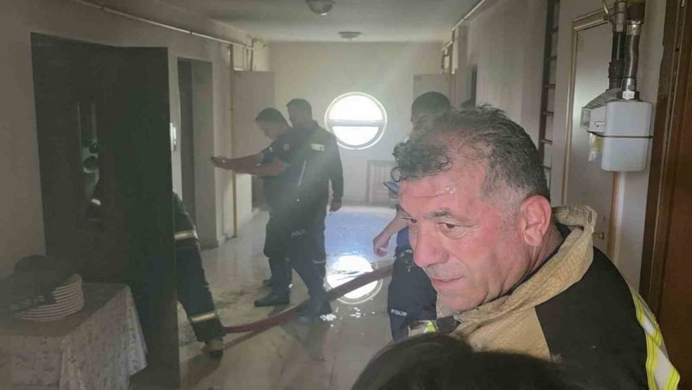 K&uuml;tahya&rsquo;da apartmanda yangın paniği: 2 kişi dumandan etkilendi
