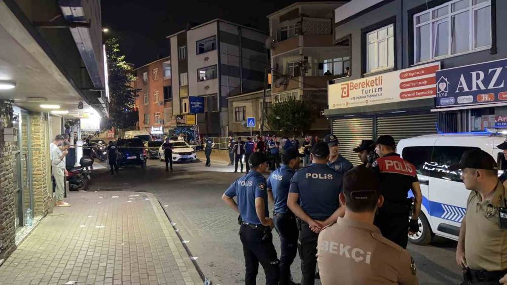 Sokak ortasında silahlı kavga: 1&rsquo;i yoldan ge&ccedil;en vatandaş olmak &uuml;zere 3 kişi yaralandı

