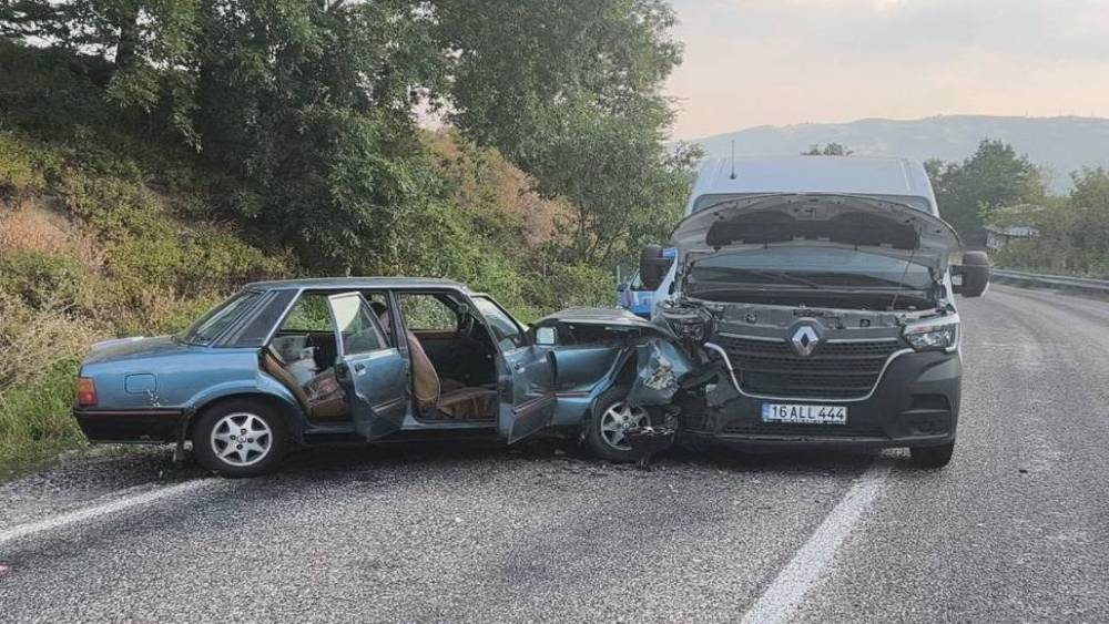 Minib&uuml;s ile otomobil &ccedil;arpıştı 2 yaralı
