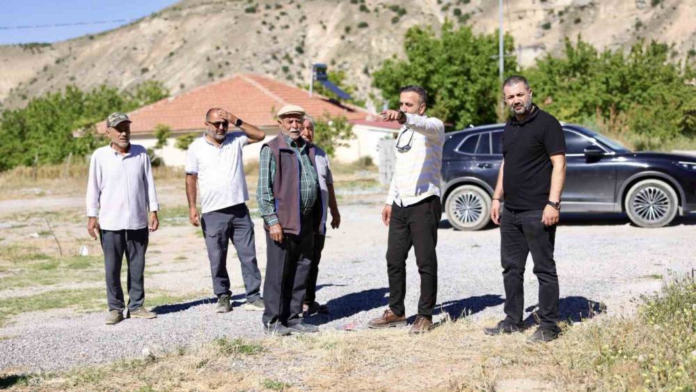 Ak&ccedil;adağ Belediye Başkanı Ulutaş mahallelerde &ccedil;alışmaları inceledi
