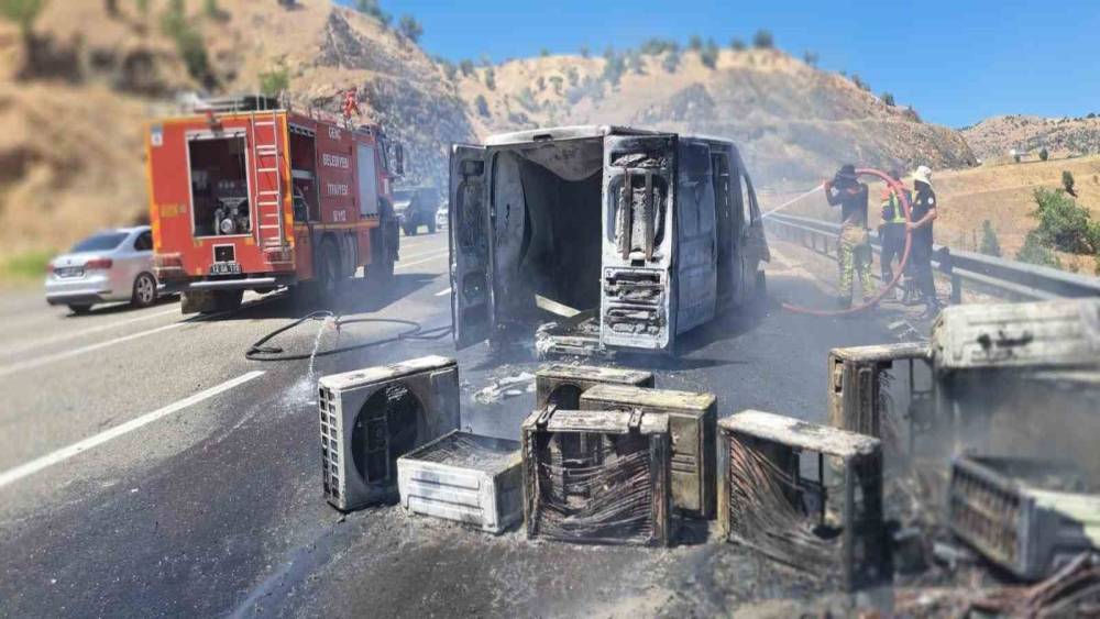 Bing&ouml;l&rsquo;de klima y&uuml;kl&uuml; kamyonet alev alev yandı
