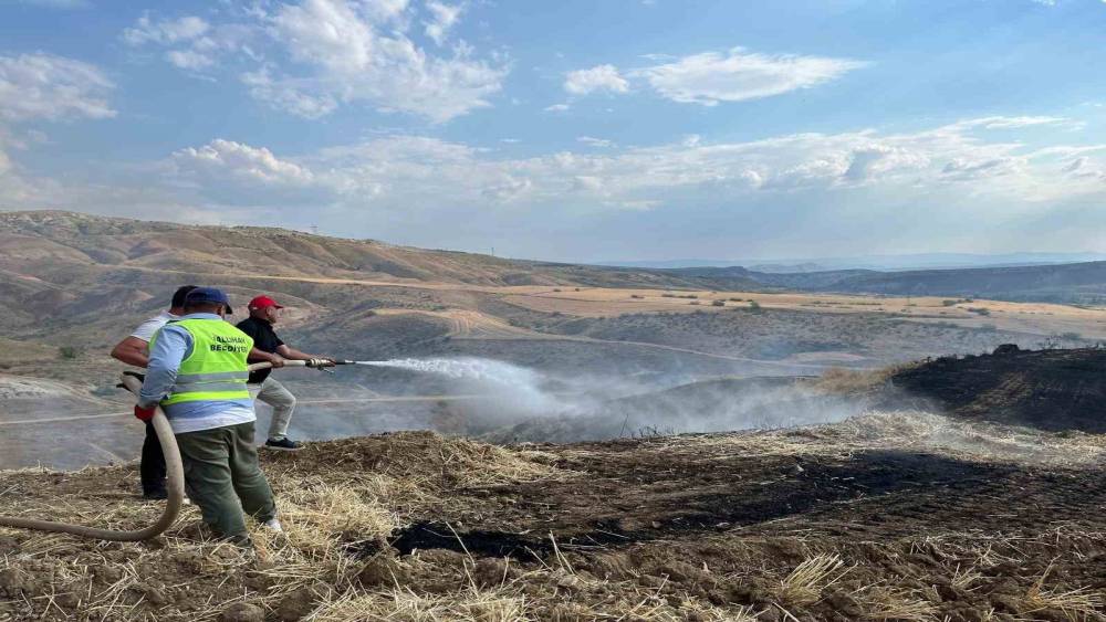 Ankara&rsquo;da arazide &ccedil;ıkan yangın b&uuml;y&uuml;meden s&ouml;nd&uuml;r&uuml;ld&uuml;
