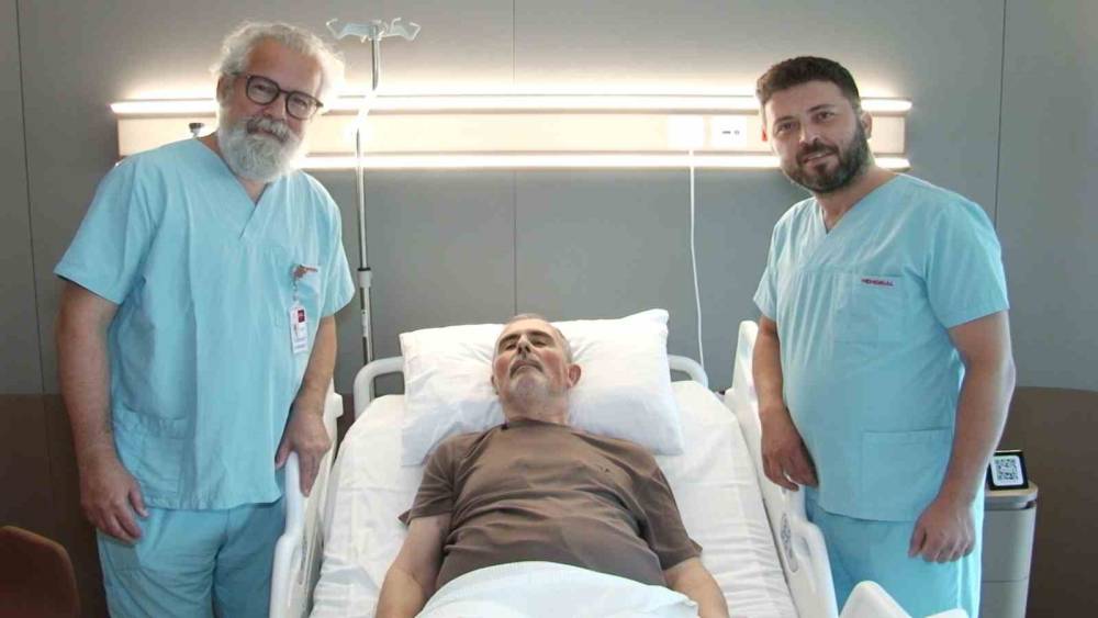 &lsquo;Gizli kanser&rsquo; olarak tanımlanan dev aort anevrizması kapalı y&ouml;ntemle tedavi edildi
