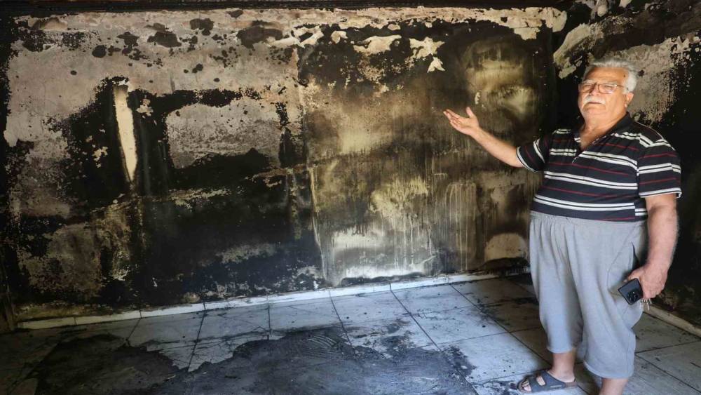 Yaşlı &ccedil;iftin alevlere teslim olan 40 yıllık evlerinden geriye camı renklendiren &ccedil;i&ccedil;ekleri kaldı
