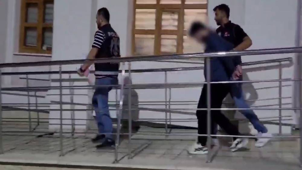Cezaevinden &ccedil;ıkıp otomobil &ccedil;aldı, yakalanınca savunması pes dedirtti

